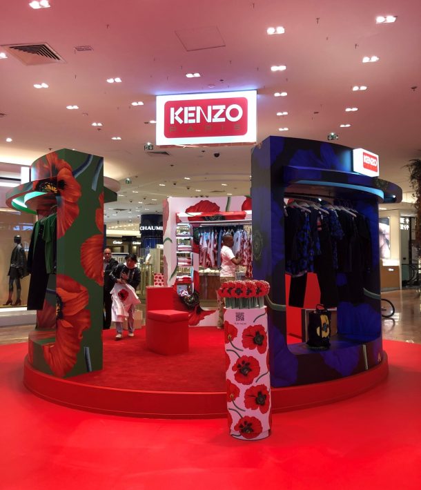 STELE-AVEC-FLEURS-KENZOx-GALERIES-LAFAYETTES